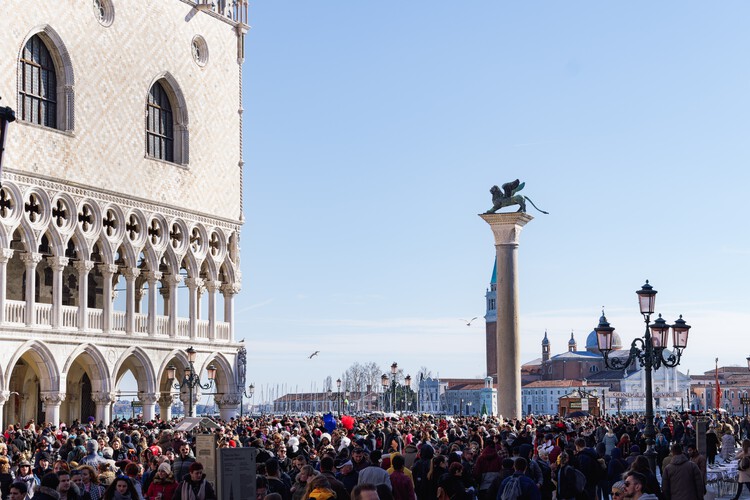 Венеция запускает входные билеты для борьбы с чрезмерным туризмом во время пиковых выходных – изображение 1 из 5