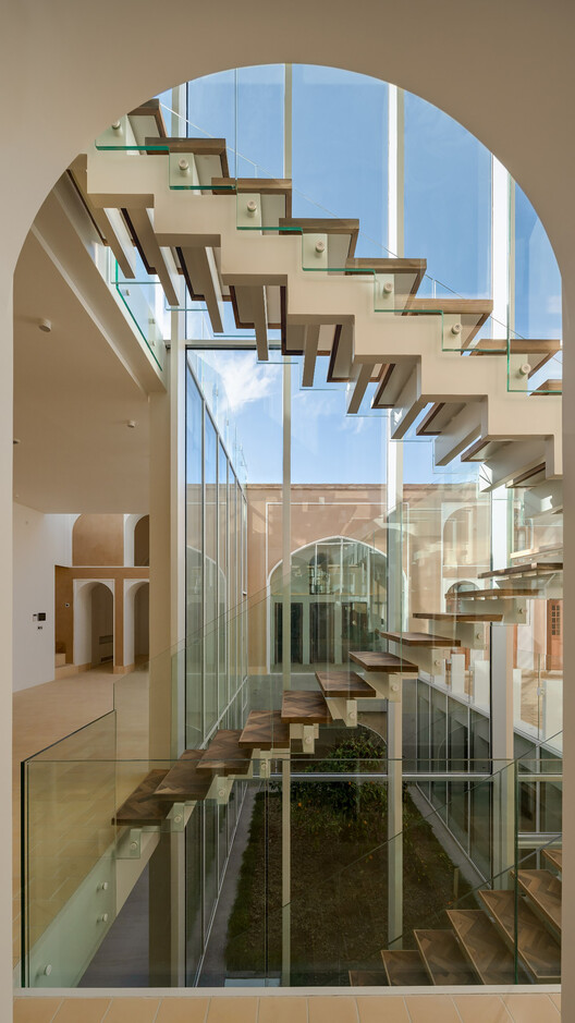 И снова ГЛАВНАЯ / Логический процесс в архитектурно-проектном бюро - Фотография интерьера, лестница, фасад, окна, перила, балка