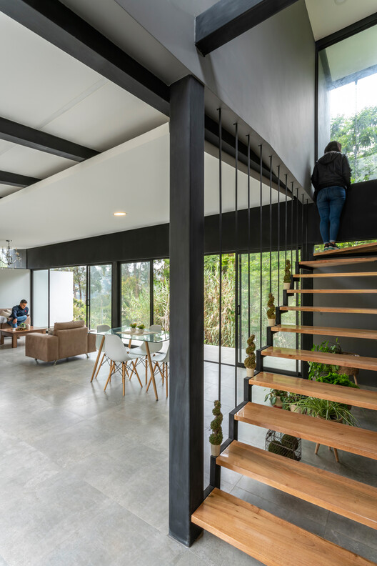 Ветви дома и камни / Ruptura Morlaca Arquitectura - Фотография интерьера, лестница, освещение, балка, стул, перила