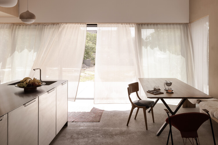 House M / Busch & Takasaki Architekten - Фотография интерьера, кухня, стул, стол, окна