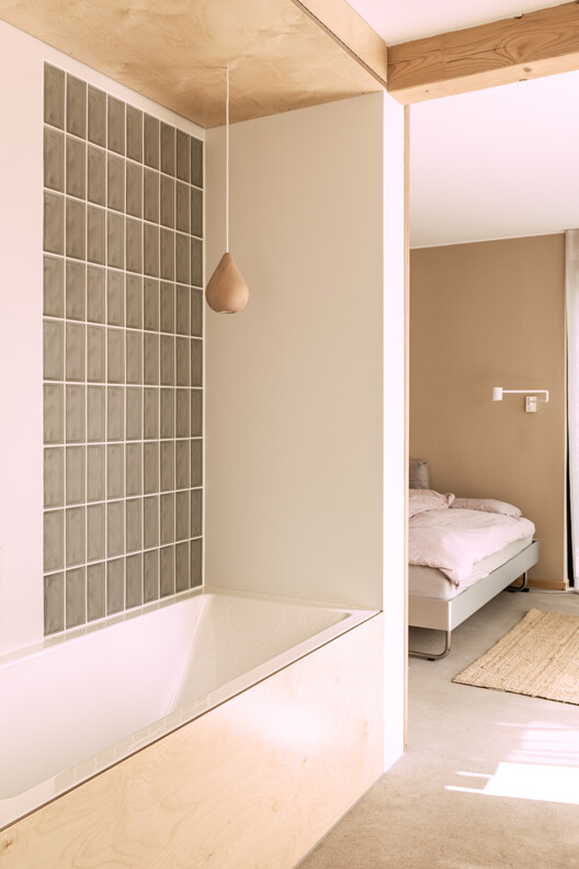 House M / Busch & Takasaki Architekten - Фотография интерьера, спальня, окна, кровать