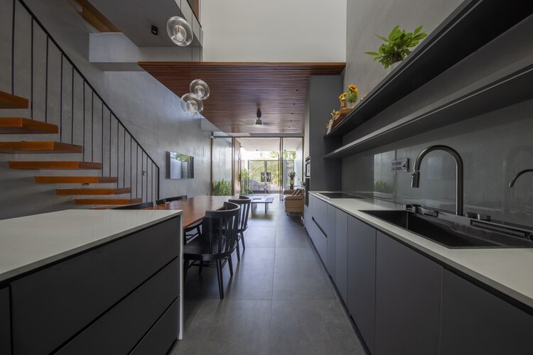 HY House / TRAN TRUNG Architects — Фотография интерьера, кухня, раковина, стол, столешница, стул
