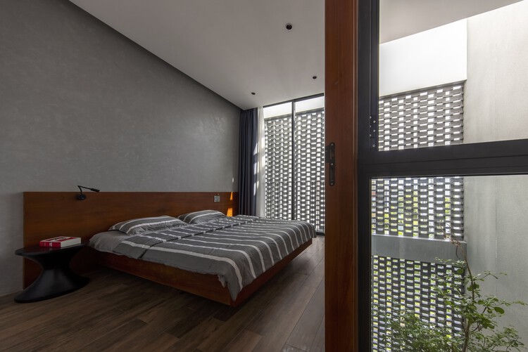 HY House / TRAN TRUNG Architects — Фотография интерьера, спальня, кровать
