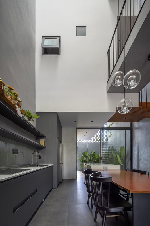 HY House / TRAN TRUNG Architects — Фотография интерьера, кухня, стол, стул, окна