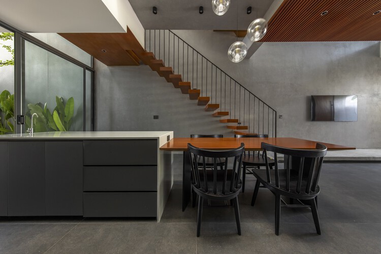 HY House / TRAN TRUNG Architects — Фотография интерьера, стол, стул, столешница