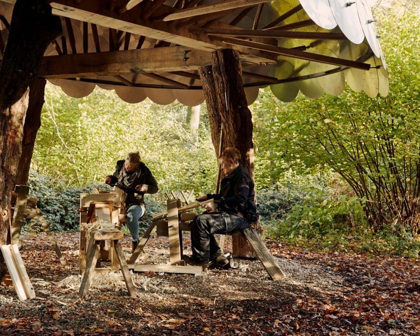 Люди работают в деревообрабатывающем приюте дендрария Уэстонбирт.