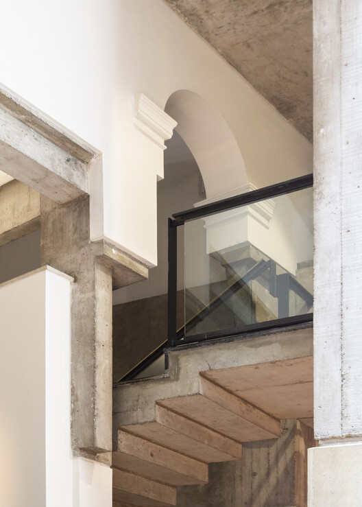 Классика архитектуры: Музей Солнца Ксула / Пабло Томас Бейтиа - Фотография интерьера, лестница, перила, окна, балка
