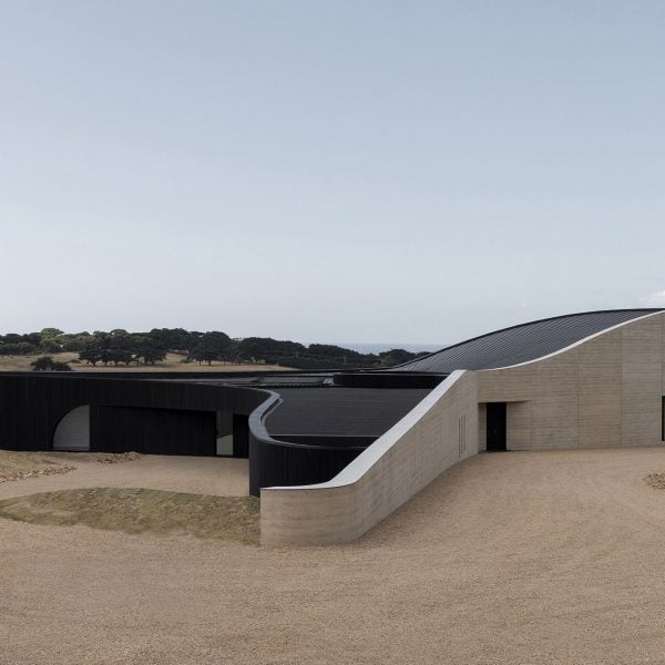 Вуд Марш строит дом на полуострове из утрамбованной земли на австралийском побережье