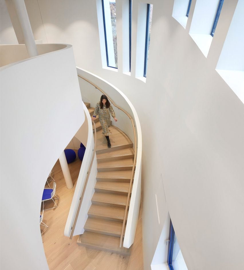 Изогнутая лестница в двухэтажном пространстве от Studio Libeskind