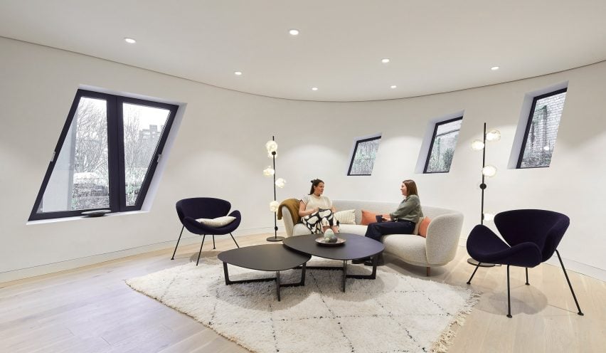 Зона отдыха с геометрическими окнами от Studio Libeskind