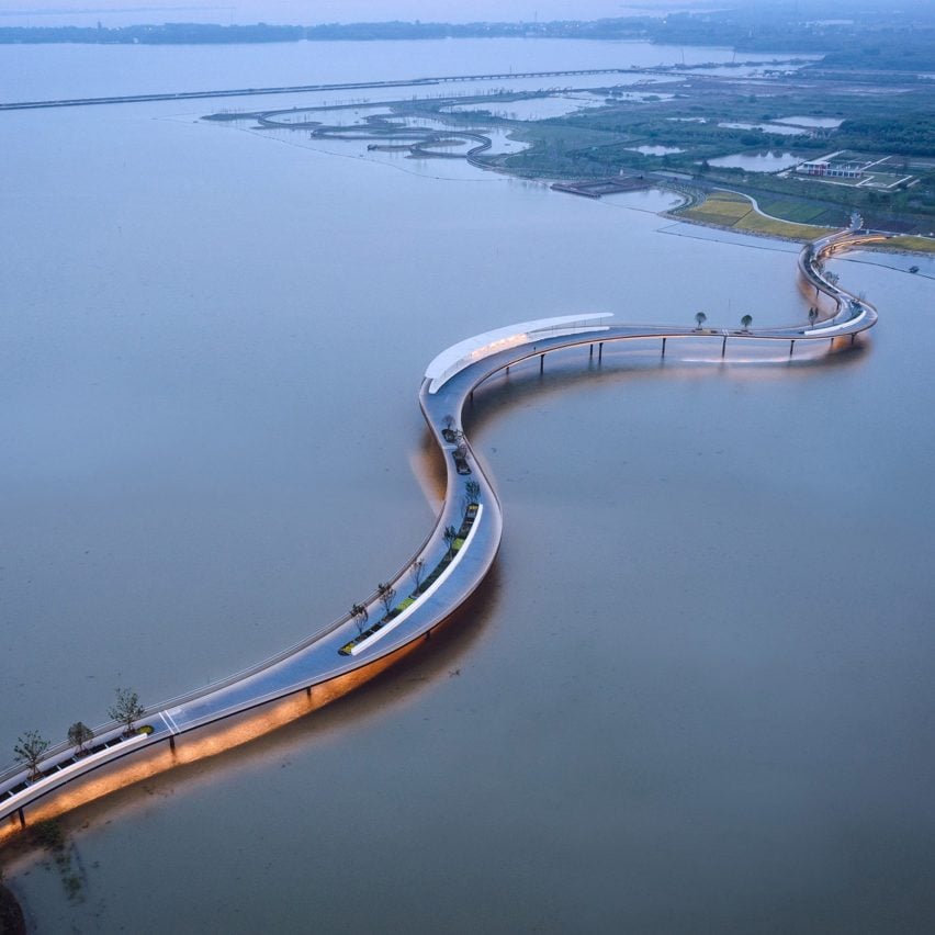 Вид с воздуха на мост через озеро Юаньдан