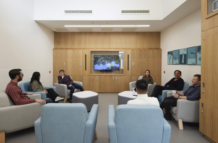 Платан в больнице Нортгейт-Парк / Медицинская архитектура — фотография интерьера, гостиная, стул