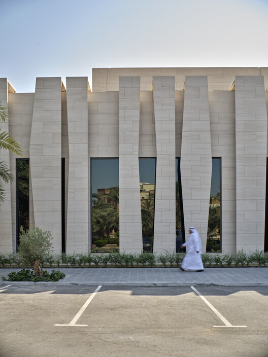 AlOsami Divaniya / ILLUMINATE design + build - Фотография экстерьера, фасад, колонна