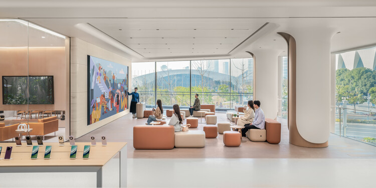Флагманский магазин Huawei / UNStudio — Фотография интерьера, гостиная, стол, окна