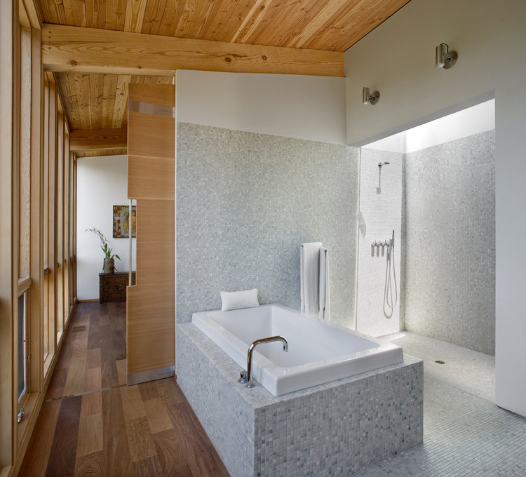 Возвращение ванны: традиционные типологии ванн в современный дизайн ванной комнаты — изображение 6 из 7
