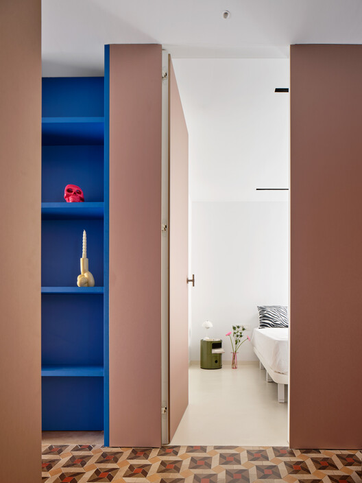 Квартира Rosegold / Рауль Санчес - Фотография интерьера, стеллажи, ванная комната