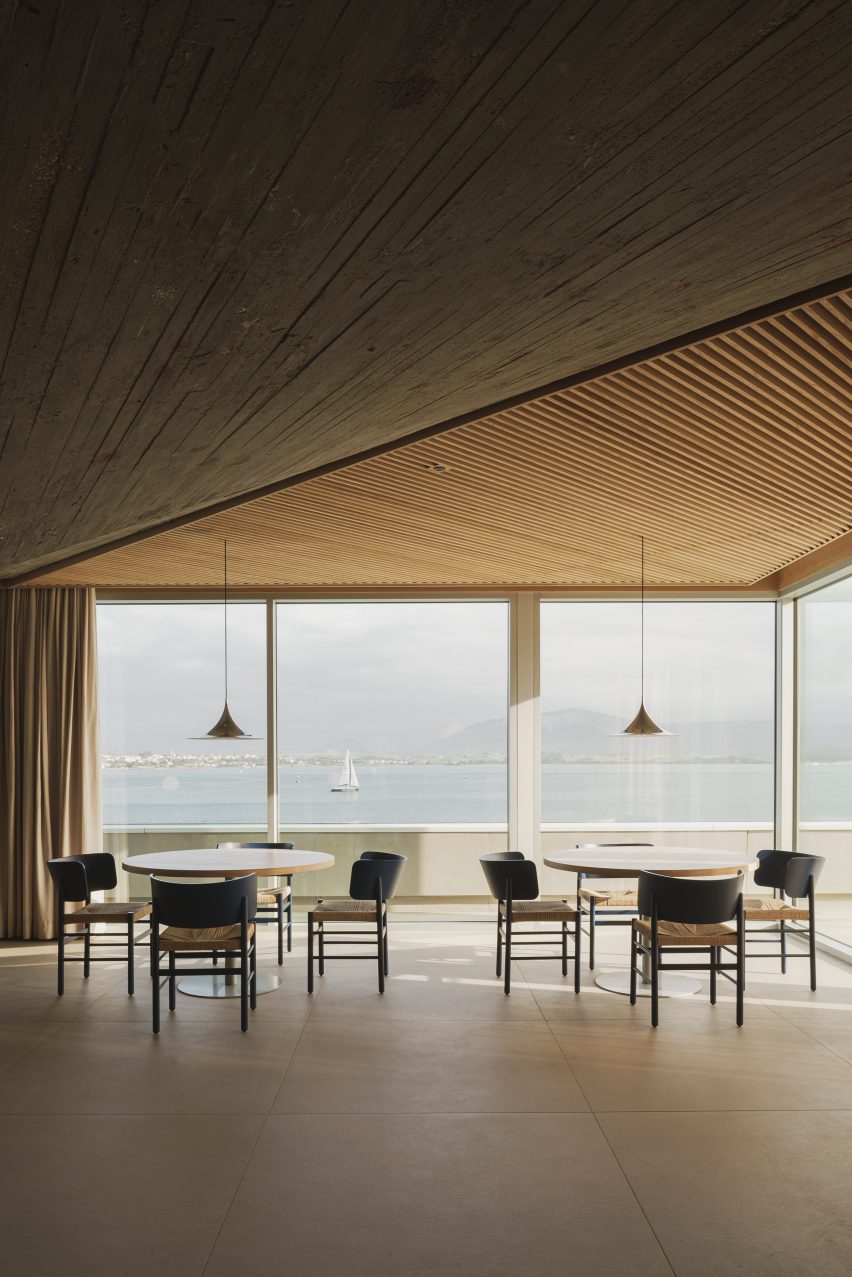 Обеденные столы с видом на залив Сантандер