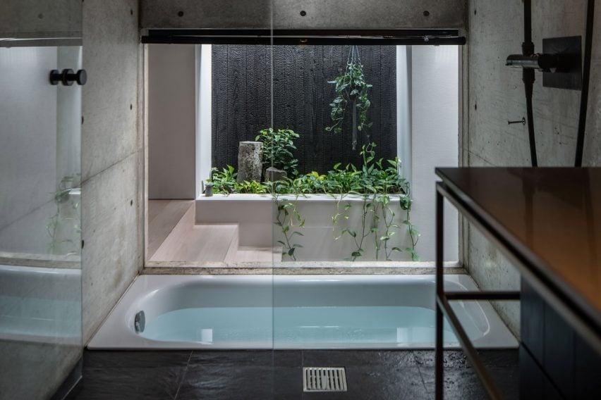 Интерьер ванной комнаты дома Ямагутичо в Японии от Slow