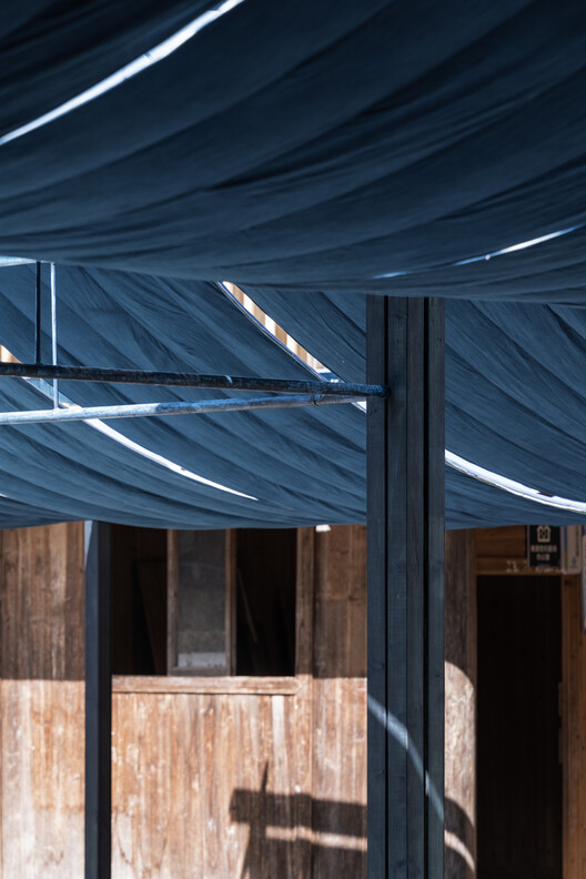 Blue Square / Atelier Guo - Фотография интерьера, Балка, Фасад, Окна, Колонна