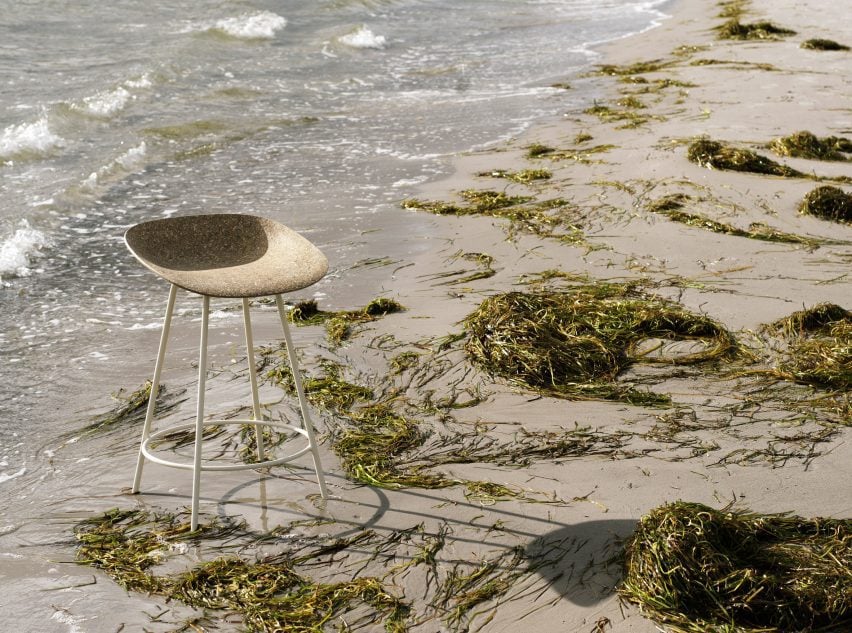 Стул Mat eelgrass от Foersom & Hiort-Lorenzen и Norman Copenhagen на пляже