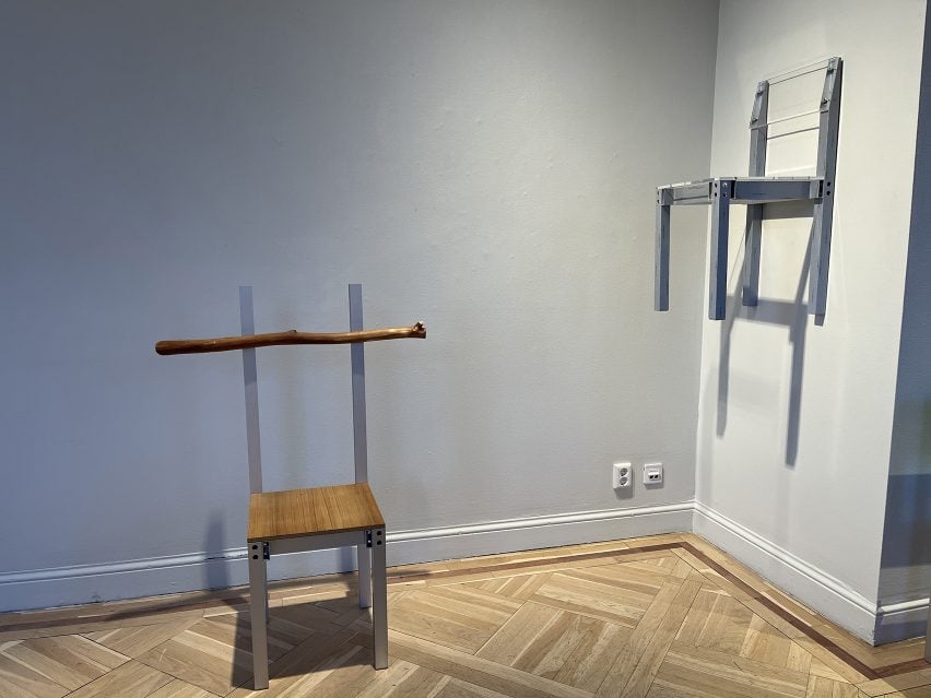 Два алюминиевых стула с инновационными спинками сидений