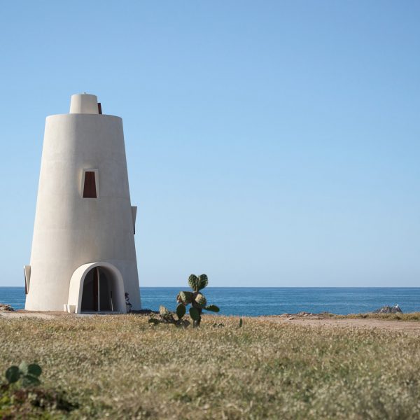 Гонсало Лебриха проектирует скульптурный маяк, который «похож на храм».