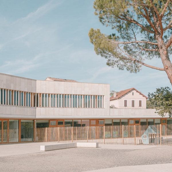 Amelia Tavella Architectes завершает строительство школы из известняка во Франции