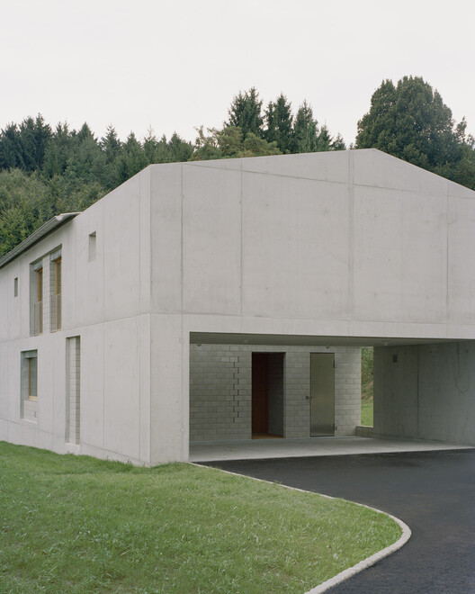 Дом в Вюиссенсе / Deschenaux Architects - Экстерьерная фотография, окна, фасад