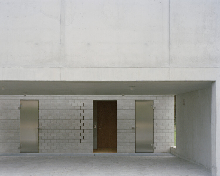 Дом в Вюиссенсе / Deschenaux Architects - Фотография интерьера, дверь, колонна