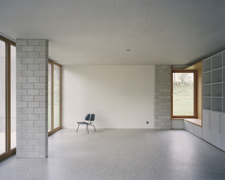 Дом в Вюиссенсе / Deschenaux Architects - Фотография интерьера, стул