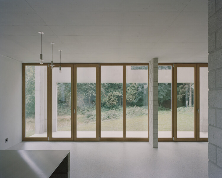 Дом в Вюиссенсе / Deschenaux Architects - Фотография интерьера, окна