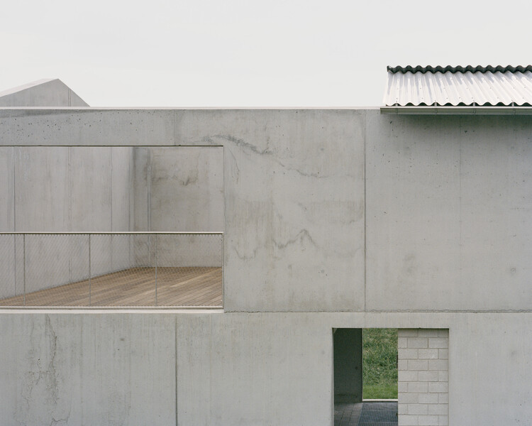 Дом в Вюиссенсе / Deschenaux Architects - Экстерьерная фотография