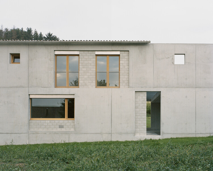 Дом в Вюиссенсе / Deschenaux Architects - Фотография экстерьера, окна