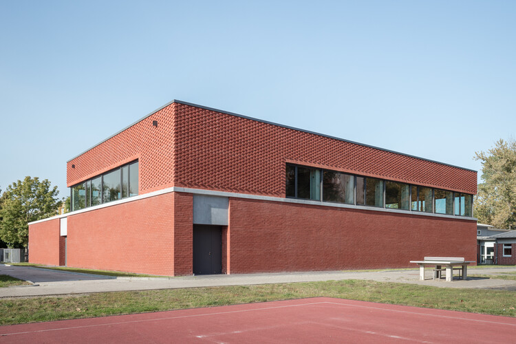 Однополе спортивный зал для специальных школ в Зальцведеле / ​​Ателье.  Шмельцер.  Weber + Fitschen + Partner - Фотография экстерьера, кирпич, фасад