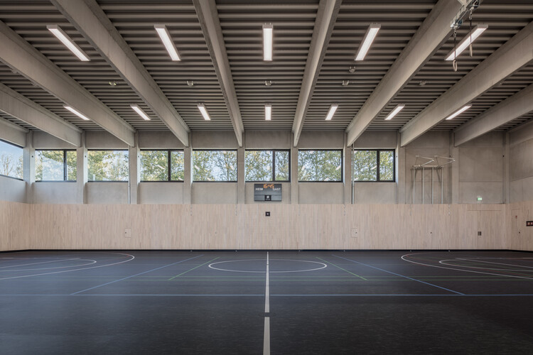 Однополе спортивный зал для специальных школ в Зальцведеле / ​​Ателье.  Шмельцер.  Weber + Fitschen + Partner - Фотография интерьера