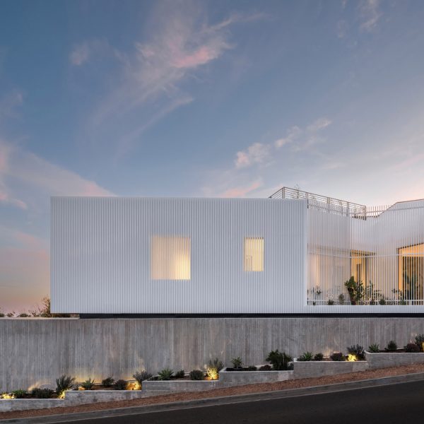 SAOTA облицовала дом в Лос-Анджелесе белым металлическим экраном
