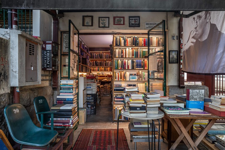 Книжный магазин Извините за пыль / Nitsche Arquitetos - Фотография интерьера, стол, стеллаж, стул