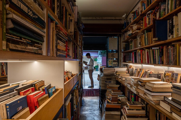 Извините за пыль Книжный магазин / Nitsche Arquitetos - Фотография интерьера, стеллажи
