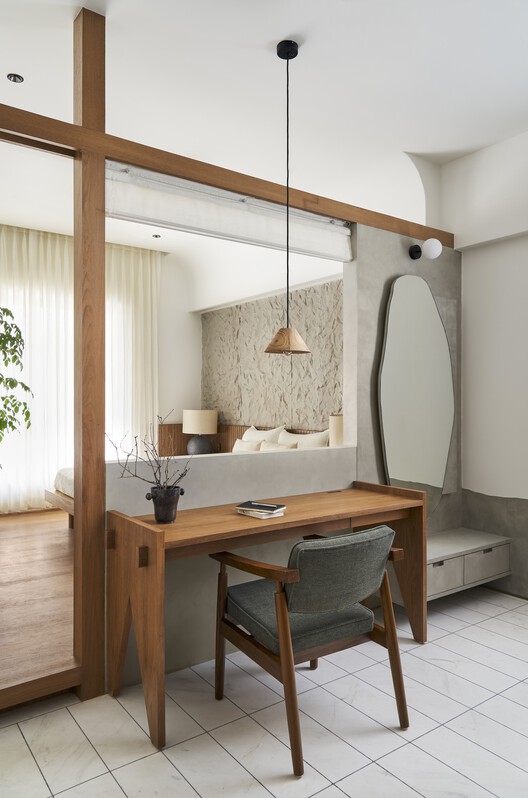 The Stream House / дизайн амебы - Фотография интерьера, ванная комната, стол, балка