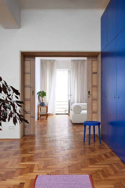 Семейные апартаменты Silver / JanskyDundera - Фотография интерьера, дерево, стул