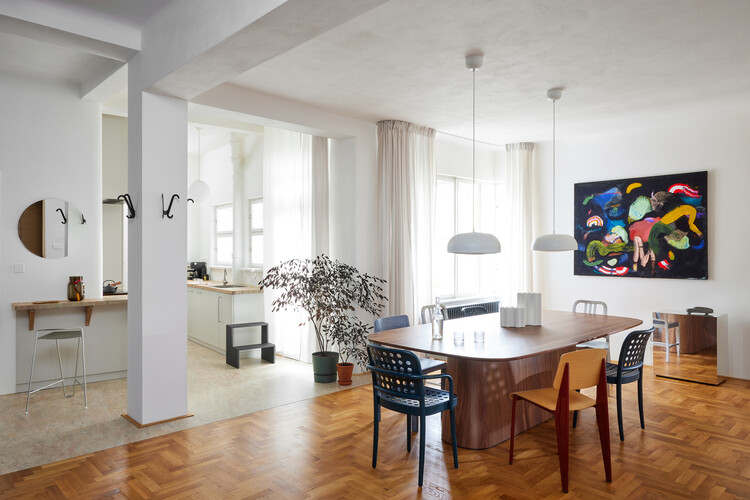 Семейные апартаменты Silver / JanskyDundera - Фотография интерьера, стол, стул