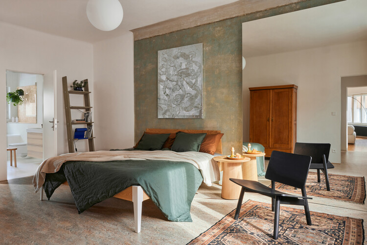 Семейные апартаменты Silver / JanskyDundera - Фотография интерьера, спальня, стол, стул