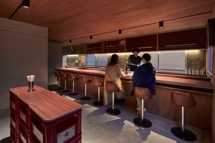 Полуночная закусочная Ginzara / Дизайнерское бюро Souta Yoriki — фотография интерьера, кухни, столешницы