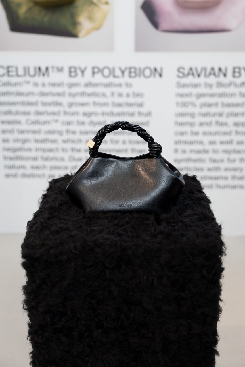 Черная сумка-бу Ganni на меховой подставке