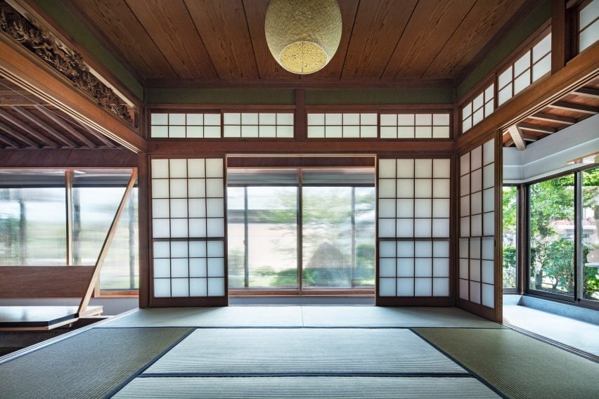 Общественное пространство в отремонтированном японском доме от NYAWA