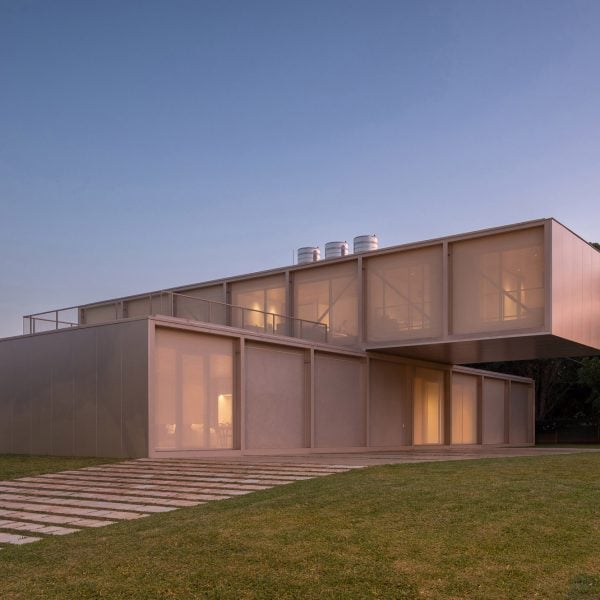Bloco Arquitetos навешивает экраны на консольный стальной дом в Бразилии