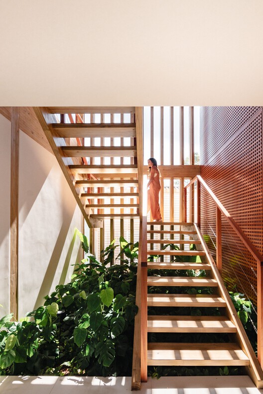 Дом в Жукеи / Lucio Fleury Arquitetura - Фотография интерьера, лестница, перила