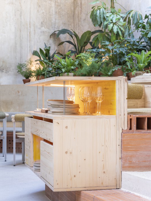 TRAMO / Selgascano + Andreu Carulla - Фотография интерьера, кухня, стол, столешница, стул