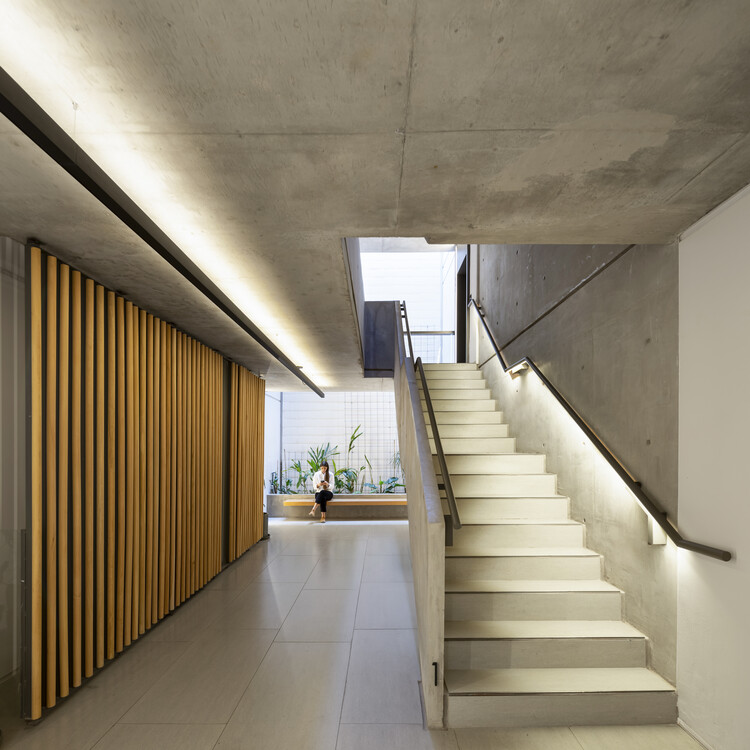 AER Pasaje Apartments / Cubero Rubio - Фотография интерьера, лестница, окна