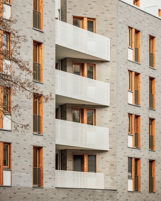 Квартиры на склоне холма / AUP/Architectes - Фотография интерьера, окон, фасада